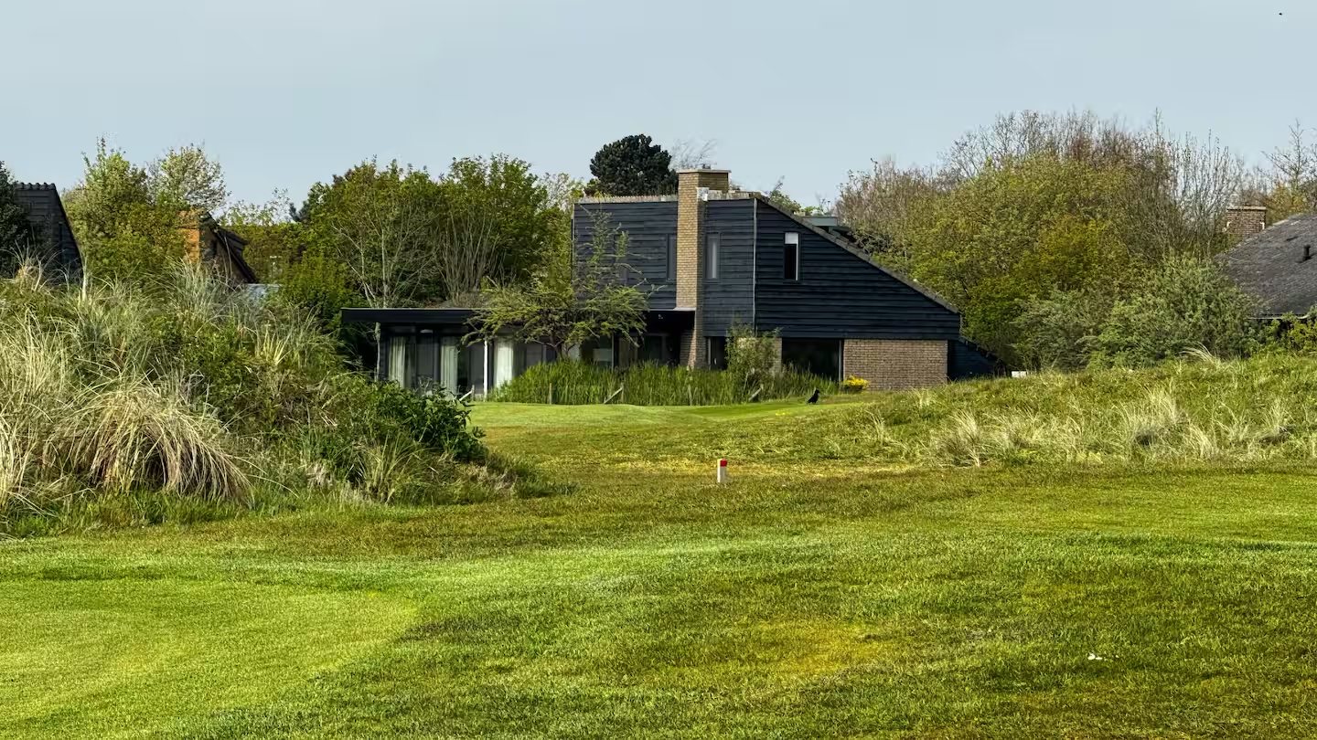De villa gezien vanaf de golfbaan
