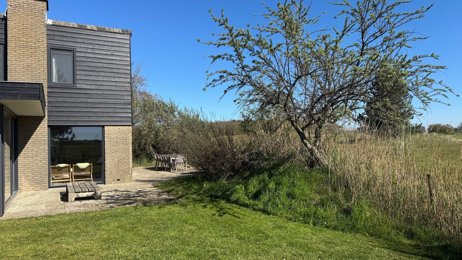 Het huis vanuit de tuin