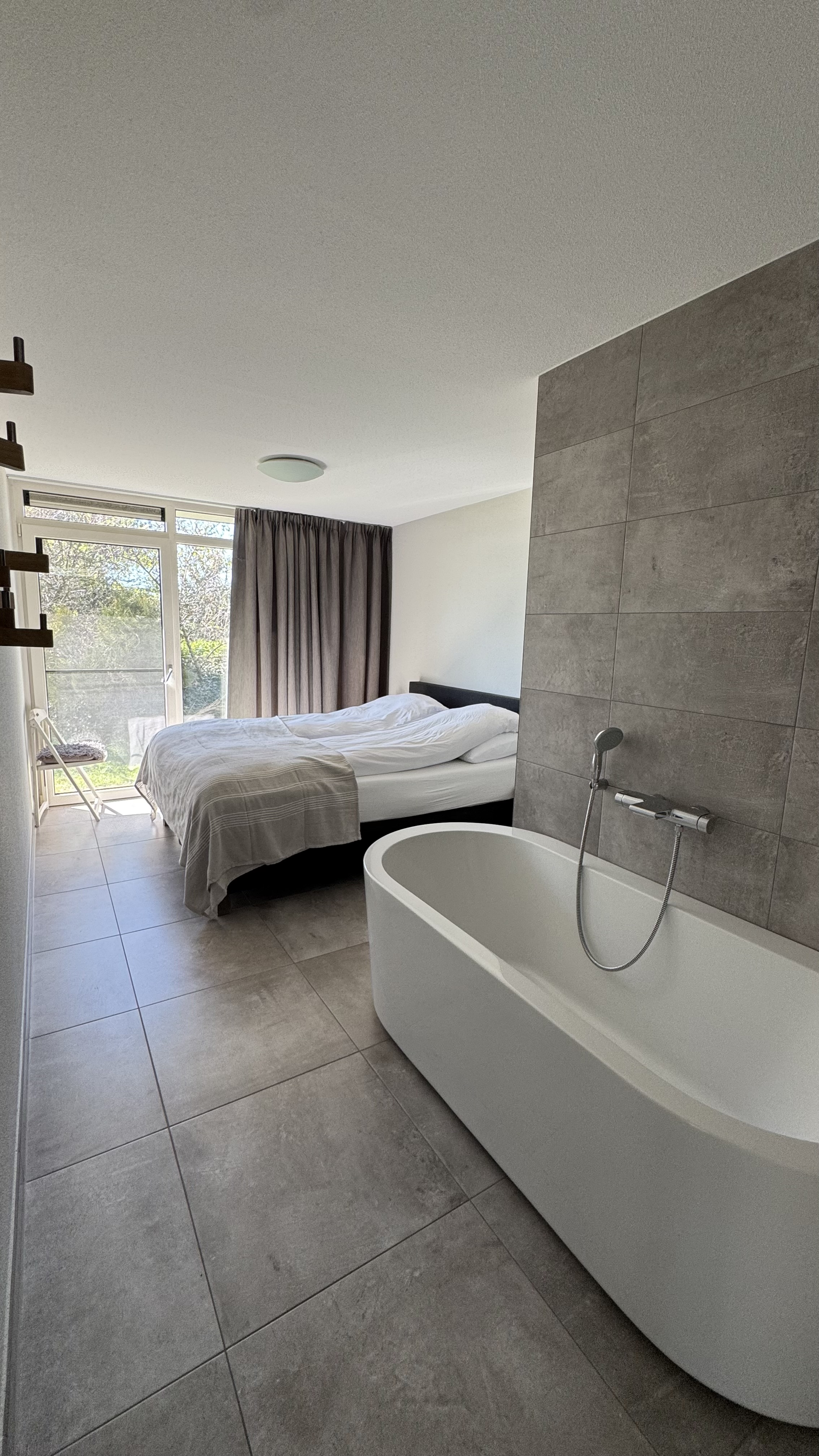 Master bedroom met ligbad