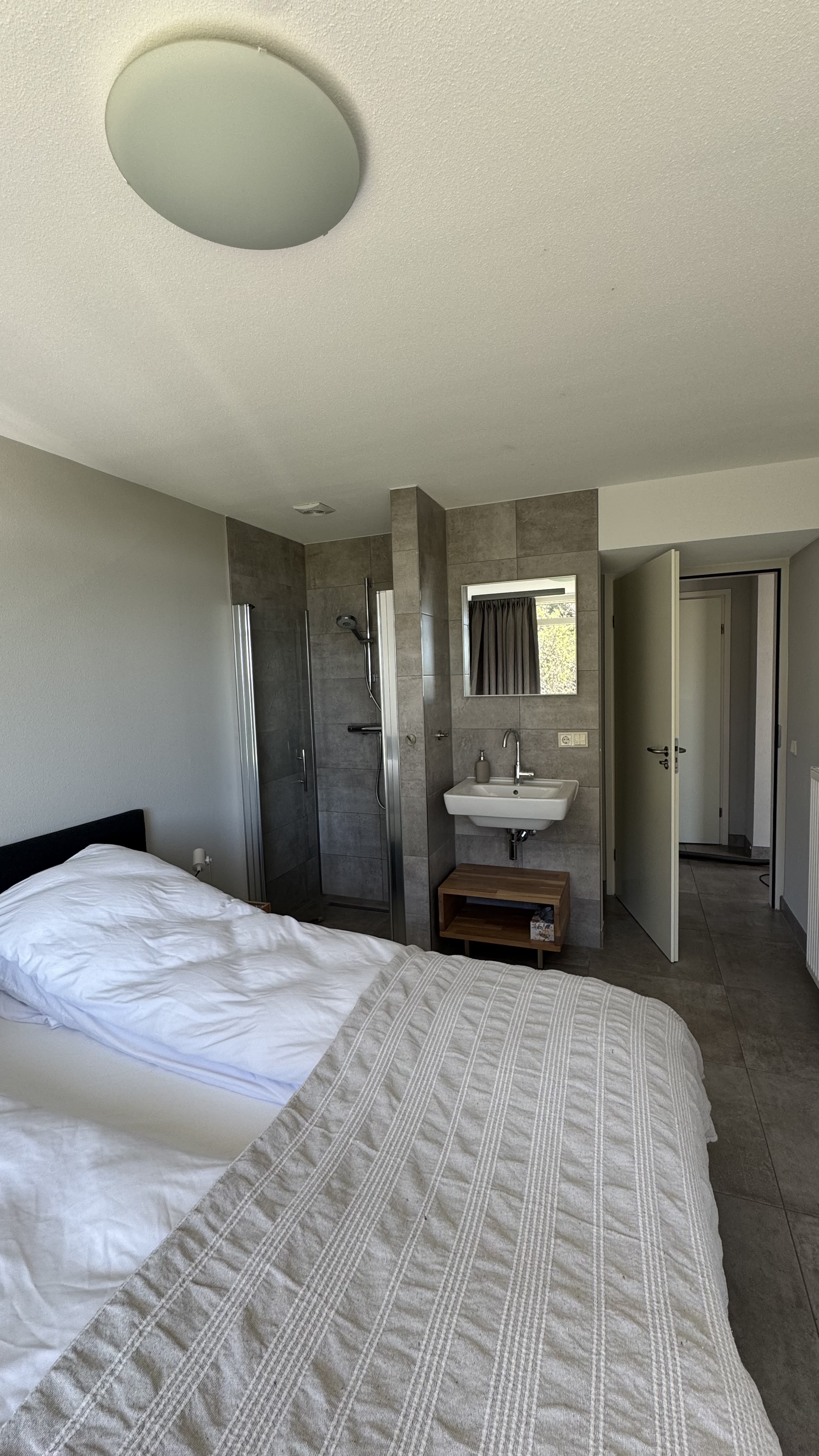 Slaapkamer met douche