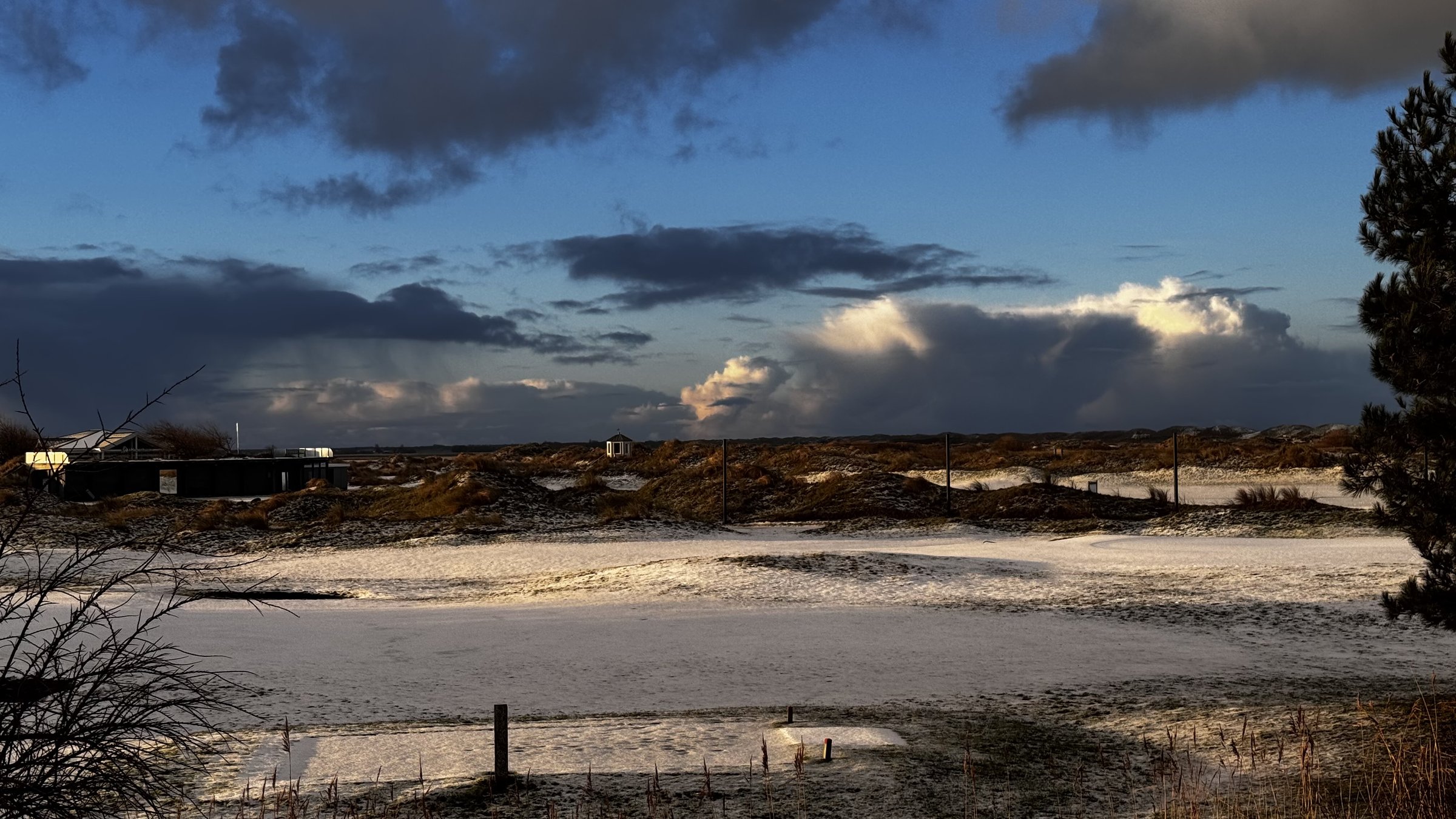 De Texelse in de winter onder dramatische wolken