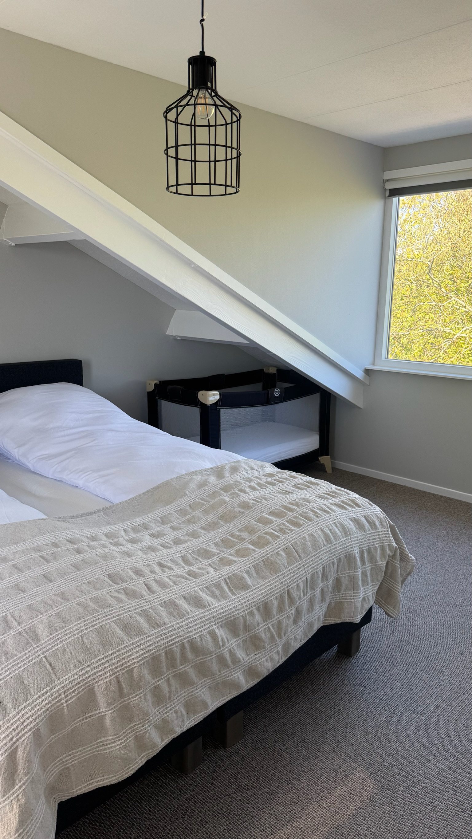 Slaapkamer met babybed
