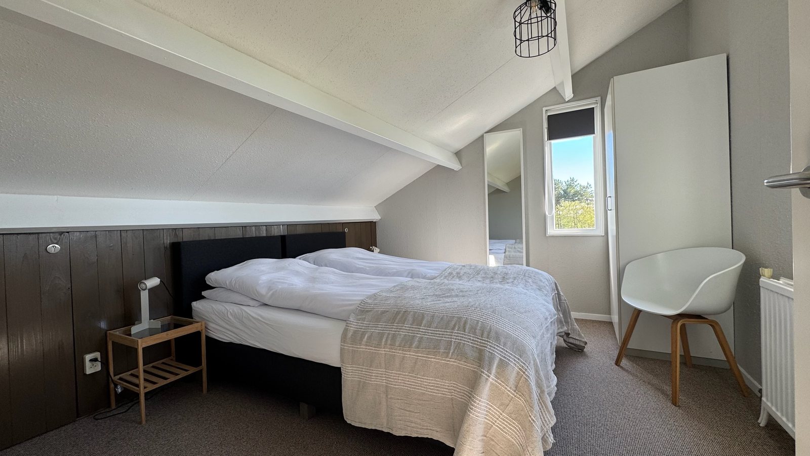 Slaapkamer met houten lambrisering