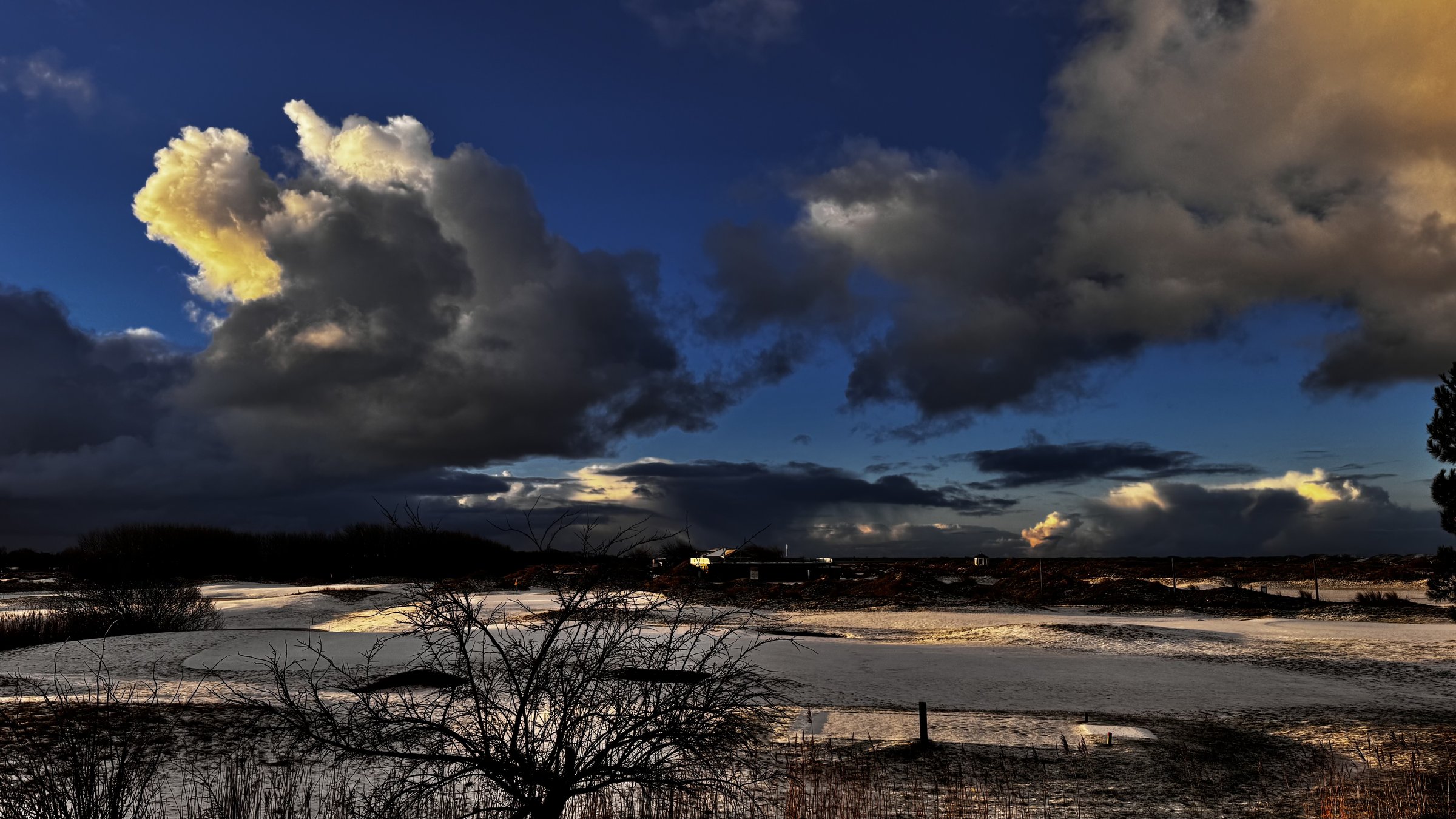Texel in januari — dramatische wolkenlucht boven de duinen