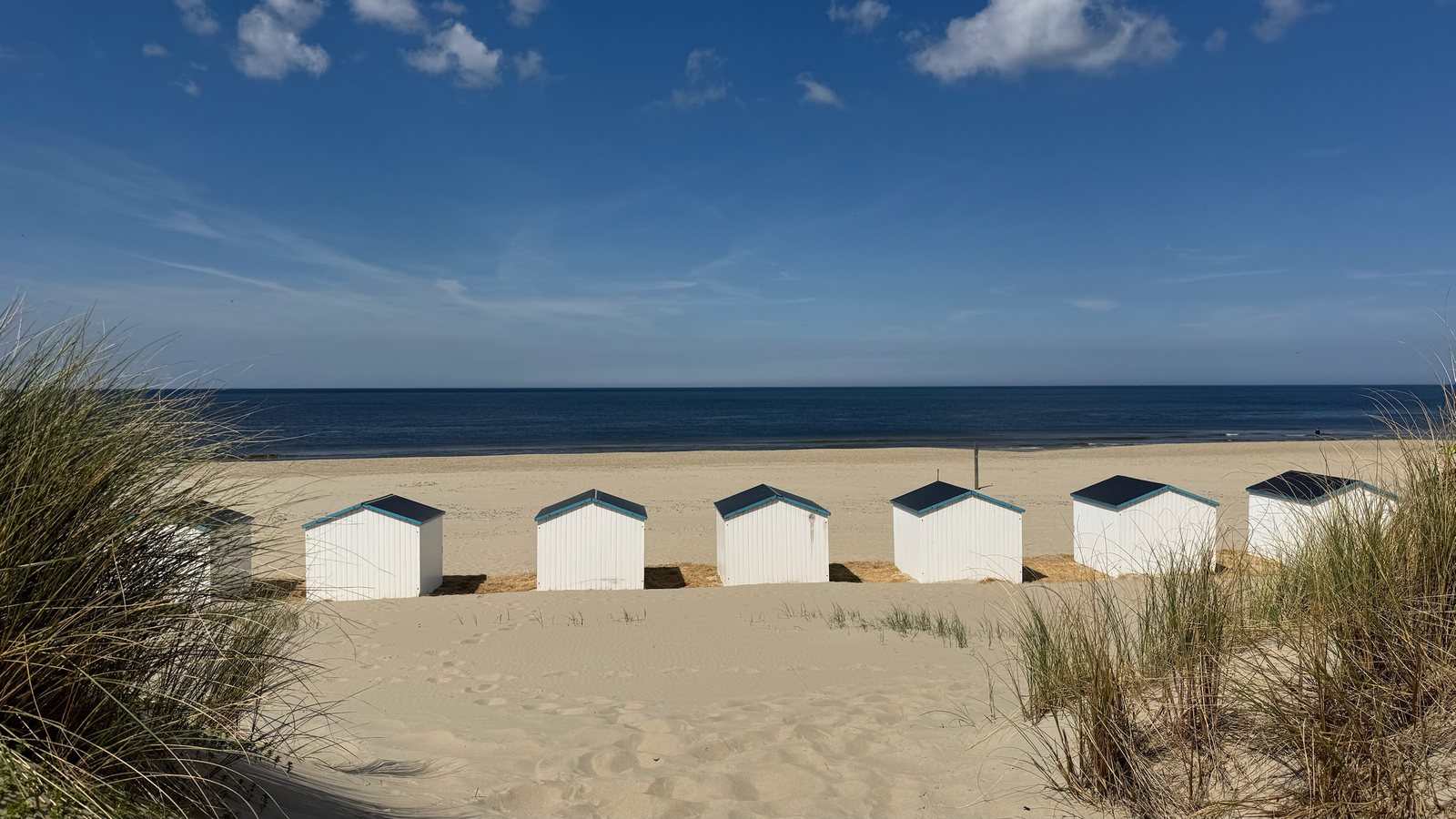 Witte strandhuisjes