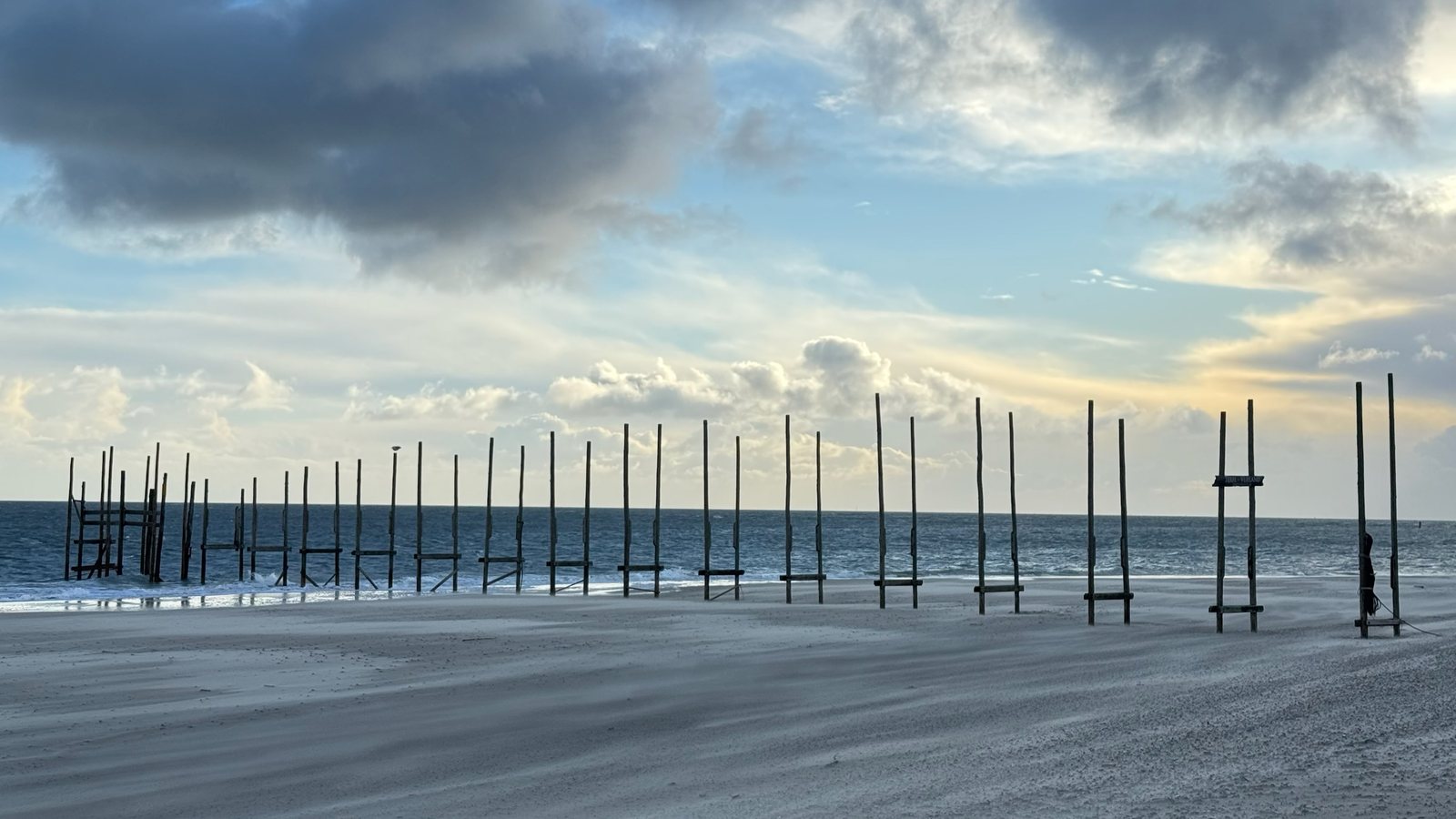 Houten palen in zee