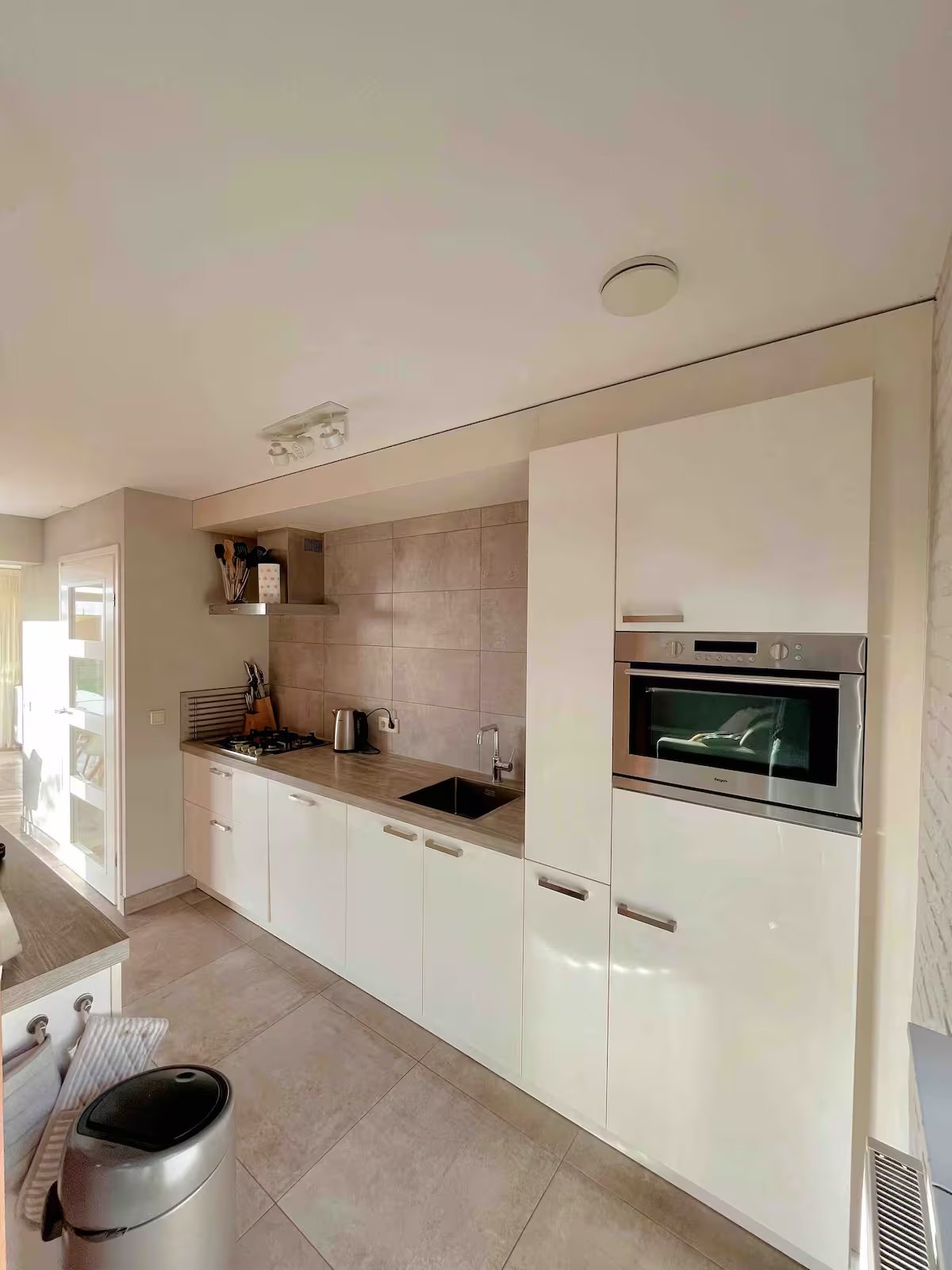 Keuken met oven en fornuis